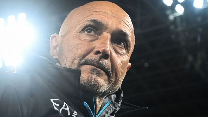 Napoli's Italian coach Luciano Spalletti looks on prior to the UEFA Champions League round of 16, second leg football match between SSC Napoli and Eintracht Frankfurt at the Diego-Maradona stadium in Naples on March 15, 2023. (Photo by Tiziana FABI / AFP) (Photo by TIZIANA FABI/AFP via Getty Images) Spalletti: “Guardiola? Ma se loro spendono 900 milioni e noi nove! Su Osimhen come Haaland…” - immagine 1