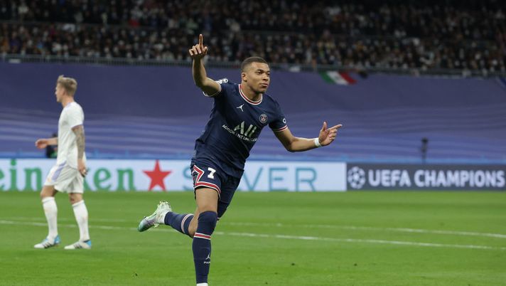 MADRID, SPAIN - MARCH 09: Kylian Mbappe of Paris Saint-Germain celebrates a goal that is going to be annulled during the UEFA Champions League Round Of Sixteen Leg Two match between Real Madrid and Paris Saint-Germain at Estadio Santiago Bernabeu on March 09, 2022 in Madrid, Spain. (Photo by Gonzalo Arroyo Moreno/Getty Images) Mbappé vince il derby dei Paperoni - immagine 1