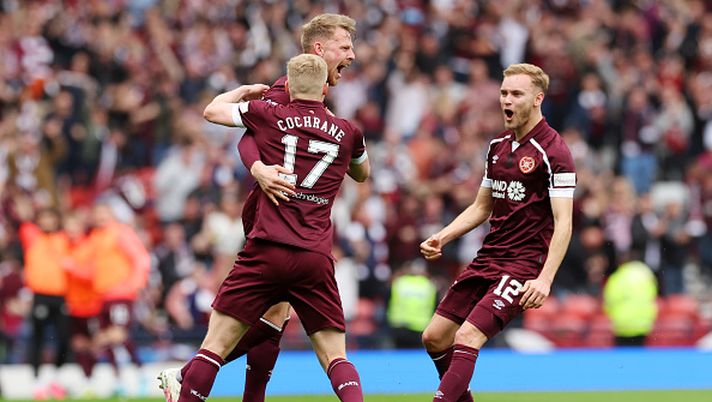 GLASGOW, SCOTLAND - APRIL 16: Stephen Kingsley of Heart of Midlothian celebrates with teammates Alex Cochrane (L) and Nathaniel Atkinson (R) after scoring their team's second goal during the Scottish Cup Semi Final match between Heart Of Midlothian FC and Hibernian FC at Hampden Park on April 16, 2022 in Glasgow, Scotland. (Photo by Ian MacNicol/Getty Images) Duro colpo Hibernian: derby di Edimburgo ok, Hearts sempre più terza forza - immagine 1