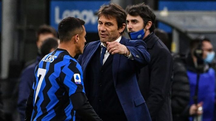 Inter Milan's Italian coach Antonio Conte (C) congratulates Inter Milan's Chilean forward Alexis Sanchez at the end of during the Italian Serie A football match Inter Milan vs Sassuolo on April 7, 2021 at the San Siro stadium in Milan. (Photo by Isabella BONOTTO / AFP) (Photo by ISABELLA BONOTTO/AFP via Getty Images) Conte: “Sanchez merita più spazio. Lukaku? Io non dimentico cosa si diceva quando è arrivato” - immagine 1