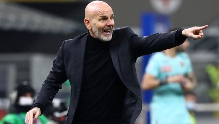 MILAN, ITALY - JANUARY 09: Stefano Pioli, Head Coach of A.C. Milan  gives their team instructions during the Serie A match between AC Milan and Torino FC at Stadio Giuseppe Meazza on January 09, 2021 in Milan, Italy. Sporting stadiums around Italy remain under strict restrictions due to the Coronavirus Pandemic as Government social distancing laws prohibit fans inside venues resulting in games being played behind closed doors. (Photo by Marco Luzzani/Getty Images) 