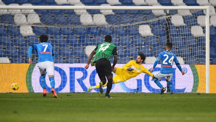 REGGIO NELL'EMILIA, ITALY - MARCH 03: Lorenzo Insigne of Napoli scores their team's third goal from the penalty spot during the Serie A match between US Sassuolo and SSC Napoli at Mapei Stadium - Città del Tricolore on March 03, 2021 in Reggio nell'Emilia, Italy. Sporting stadiums around Italy remain under strict restrictions due to the Coronavirus Pandemic as Government social distancing laws prohibit fans inside venues resulting in games being played behind closed doors. (Photo by Alessandro Sabattini/Getty Images) REGGIO NELL'EMILIA, ITALY - MARCH 03: Lorenzo Insigne of Napoli scores their team's third goal from the penalty spot during the Serie A match between US Sassuolo and SSC Napoli at Mapei Stadium - Città del Tricolore on March 03, 2021 in Reggio nell'Emilia, Italy. Sporting stadiums around Italy remain under strict restrictions due to the Coronavirus Pandemic as Government social distancing laws prohibit fans inside venues resulting in games being played behind closed doors. (Photo by Alessandro Sabattini/Getty Images)