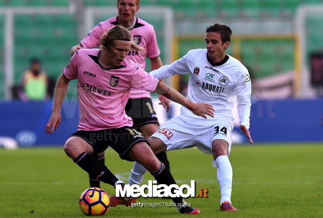  PALERMO, ITALY - NOVEMBER 30: Oscar Hiljemark (L) of Palermo holds off the challange from Juri Cisotti of Spezia during the TIM Cup A match betweenUS Citta di Palermo and AC Spezia at Stadio Renzo Barbera on November 30, 2016 in Palermo, Italy.  (Photo by Tullio M. Puglia/Getty Images) 