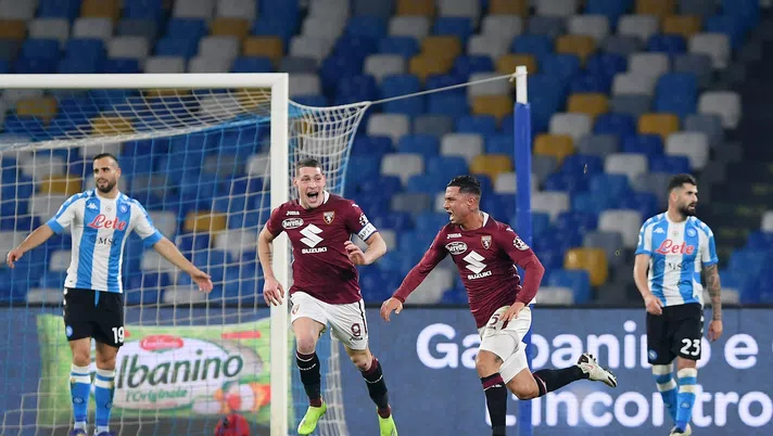 NAPLES, ITALY - DECEMBER 23: Armando Izzo of Torino celebrates after scoring their sides first goal during the Serie A match between SSC Napoli and Torino FC at Stadio Diego Armando Maradona on December 23, 2020 in Naples, Italy. Sporting stadiums around Italy remain under strict restrictions due to the Coronavirus Pandemic as Government social distancing laws prohibit fans inside venues resulting in games being played behind closed doors. (Photo by Francesco Pecoraro/Getty Images)