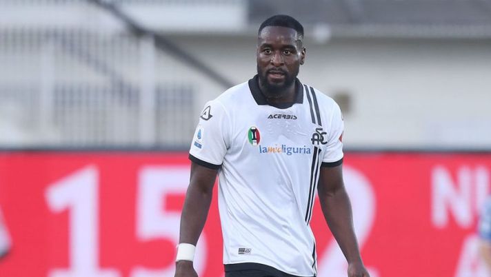 LA SPEZIA, ITALY - DECEMBER 19: Mbala Nzola of Spezia Calcio looks on during the Serie A match between Spezia Calcio and Empoli FC at Stadio Alberto Picco on December 19, 2021 in La Spezia, Italy. (Photo by Gabriele Maltinti/Getty Images) I voti ufficiali al fantacalcio: Reca c’è! Nzola come Pinamonti e Maggiore, Bajrami… - immagine 1
