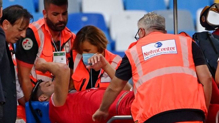 Monza's Italian defender Andrea Ranocchia leaves the pitch on a stretcher after he was injured during the Italian Serie A football match between Napoli and Monza on August 21, 2022 at the Diego-Maradona stadium in Naples. (Photo by Alberto PIZZOLI / AFP) (Photo by ALBERTO PIZZOLI/AFP via Getty Images) Monza in ansia per Ranocchia, Gazzetta: “La caviglia fa crack, ora esami”. KO anche Pablo Mari - immagine 1