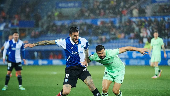 VITORIA-GASTEIZ, SPAIN - JANUARY 09: Jose Luis Mato 'Joselu' of Deportivo Alaves duels for the ball with Mikel Balenziaga of Athletic Club during the La Liga Santader match between Deportivo Alaves and Athletic Club at Estadio de Mendizorroza on January 09, 2022 in Vitoria-Gasteiz, Spain. (Photo by Juan Manuel Serrano Arce/Getty Images) Derby basco, primo non farsi male: l’Alaves si tiene stretto il punto e accoglie Escalante - immagine 1