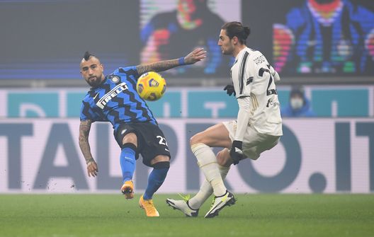 Vidal e Rabiot si fronteggiano in un'azione di Inter-Juventus Vidal e Rabiot si fronteggiano in un'azione di Inter-Juventus