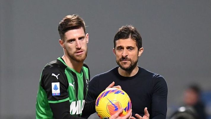 REGGIO NELL'EMILIA, ITALY - FEBRUARY 13: Georgios Kyriakopoulos and Alessio Dionisi head coach of US Sassuolo during the Serie A match between US Sassuolo and AS Roma at Mapei Stadium - Citta' del Tricolore on February 13, 2022 in Reggio nell'Emilia, Italy. (Photo by Alessandro Sabattini/Getty Images) Giudice Sportivo: la decisione su Kyriakopoulos! Ecco tutti gli squalificati tra recuperi e 35ma - immagine 1