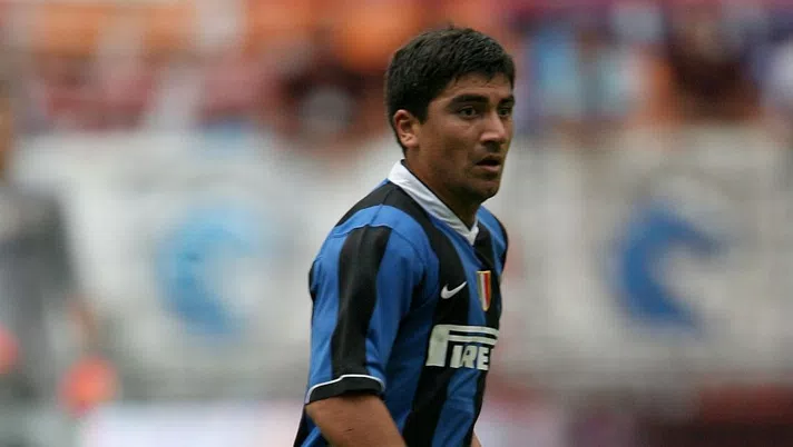 AMSTERDAM, HOLLAND -  AUGUST 5: David Pizarro of Internazionale in action during the LG Amsterdam Tournament friendly match between FC Porto and Internazionale at The  Amsterdam Arena  on August 5, 2006 in Amsterdam, Holland.  (Photo by Clive Brunskill/Getty Images)