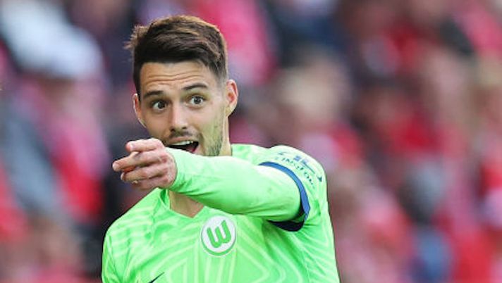 BERLIN, GERMANY - SEPTEMBER 18: Niko Kovac, Head Coach of VfL Wolfsburg, speaks with Josip Brekalo of VfL Wolfsburg during the Bundesliga match between 1. FC Union Berlin and VfL Wolfsburg at Stadion an der alten Försterei on September 18, 2022 in Berlin, Germany. (Photo by Boris Streubel/Getty Images) Sky: “Brekalo, il Napoli ha avviato i contatti. E ci pensa l’Udinese dopo lo stop di Deulofeu” - immagine 1