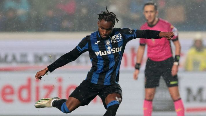 BERGAMO, ITALY - JANUARY 15: Ademola Lookman of Atalanta BC scores the team's second goal from the penalty spot during the Serie A match between Atalanta BC and Salernitana at Gewiss Stadium on January 15, 2023 in Bergamo, Italy. (Photo by Emilio Andreoli/Getty Images) Atalanta, due rigori per l’Atalanta: è andata così con la Salernitana, tra Lookman e Koopmeiners - immagine 1