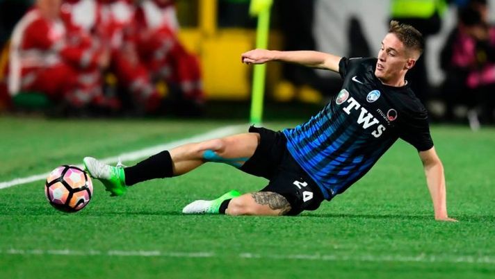 Atalanta's Italian defender Andrea Conti controls the ball during the Italian Serie A football match Atalanta vs Juventus at the 'Atleti Azzurri d'Italia' stadium in Bergamo on April 28, 2017. / AFP PHOTO / MIGUEL MEDINA (Photo credit should read MIGUEL MEDINA/AFP/Getty Images) Tutti pazzi per Conti: ecco in quali squadre potrà essere il suo futuro - immagine 1