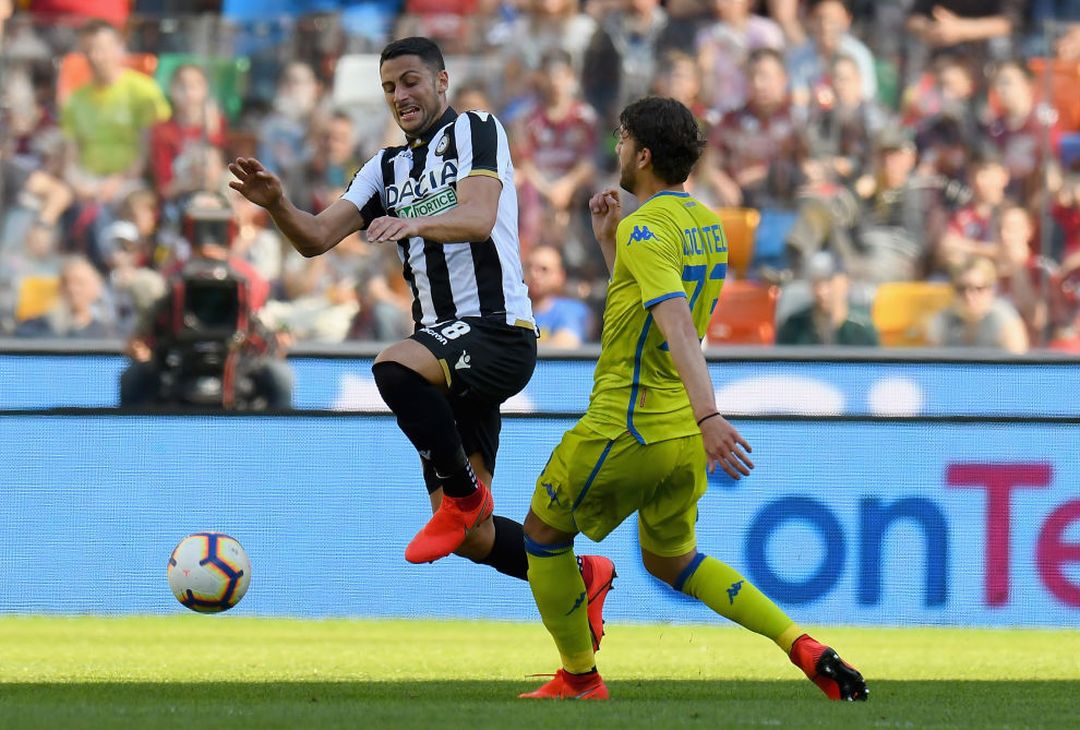  UDINE, ITALY - APRIL 20: Rolando Mandragora of Udinese Calcio competes for the ball with Manuel Locatelli of Sassuolo during the Serie A match between Udinese and US Sassuolo at Stadio Friuli on April 20, 2019 in Udine, Italy.  (Photo by Alessandro Sabattini/Getty Images) 