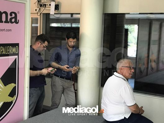 Vincenzo Todaro (al centro), nuovo team manager del Palermo Calcio Vincenzo Todaro (al centro), nuovo team manager del Palermo Calcio