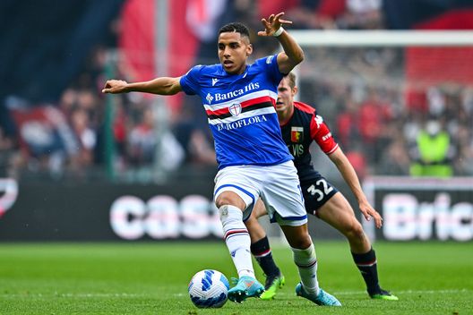 GENOA, ITALY - APRIL 30: Abdelhamid Sabiri of Sampdoria (L) and Morten Frendrup of Genoa vie for the ball during the Serie A match between UC Sampdoria and Genoa CFC at Stadio Luigi Ferraris on April 30, 2022 in Genoa, Italy. (Photo by Getty Images) Sabiri: “Abbiamo lavorato molto per ottenere questa salvezza”- immagine 2
