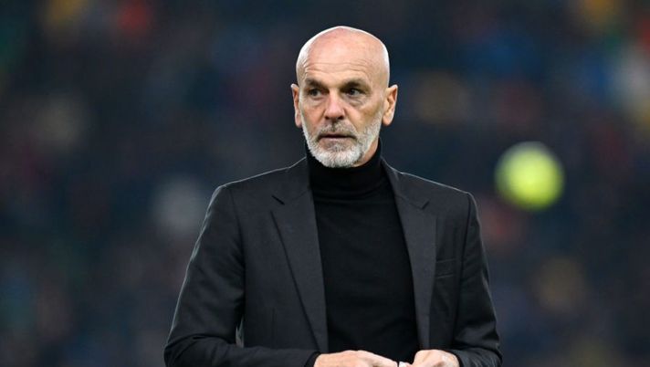 UDINE, ITALY - MARCH 18: Stefano Pioli, Head Coach of AC Milan, looks on prior to the Serie A match between Udinese Calcio and AC Milan at Dacia Arena on March 18, 2023 in Udine, Italy. (Photo by Alessandro Sabattini/Getty Images) Pioli: “Milan, ecco cosa non va: valuterò il ritorno al 4-2-3-1! A Leao ho chiesto…” - immagine 1
