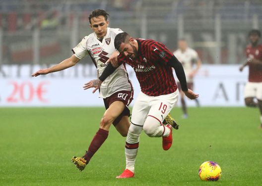  MILAN, ITALY - FEBRUARY 17: Theo Hernandez (R) of AC Milan competes for the ball withSimone Edera (L) of Torino FC during the Serie A match between AC Milan and Torino FC at Stadio Giuseppe Meazza on February 17, 2020 in Milan, Italy. (Photo by Marco Luzzani/Getty Images) 
