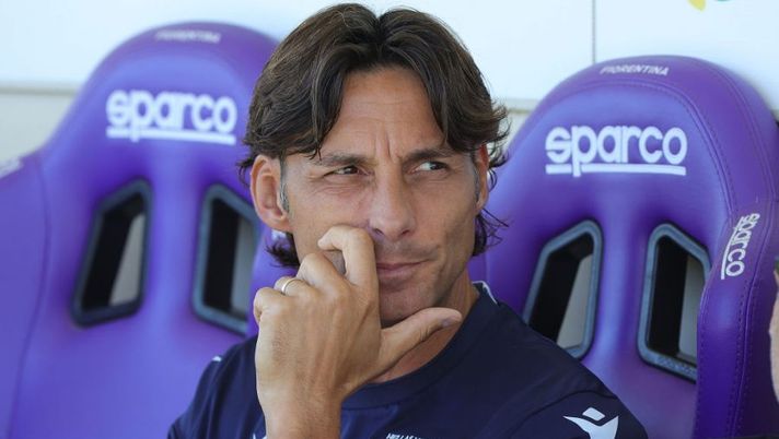 FLORENCE, ITALY - SEPTEMBER 18: Gabriele Cioffi manager of Hellas Verona looks on during the Serie A match between ACF Fiorentina and Hellas Verona at Stadio Artemio Franchi on September 18, 2022 in Florence, Italy.  (Photo by Gabriele Maltinti/Getty Images)  Cioffi: “Lasagna non all’altezza! Verdi accende la luce, Henry, Kallon, Hrustic…” - immagine 1