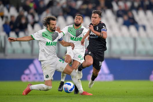 TURIN, ITALY - OCTOBER 27: Paulo Dybala of Juventus is challenged by GianMarco Ferrari and Gregoire Defrel of US Sassuolo during the Serie A match between Juventus and US Sassuolo at Allianz Stadium on October 27, 2021 in Turin, Italy. (Photo by Daniele Badolato - Juventus FC/Juventus FC via Getty Images) TURIN, ITALY - OCTOBER 27: Paulo Dybala of Juventus is challenged by GianMarco Ferrari and Gregoire Defrel of US Sassuolo during the Serie A match between Juventus and US Sassuolo at Allianz Stadium on October 27, 2021 in Turin, Italy. (Photo by Daniele Badolato - Juventus FC/Juventus FC via Getty Images)