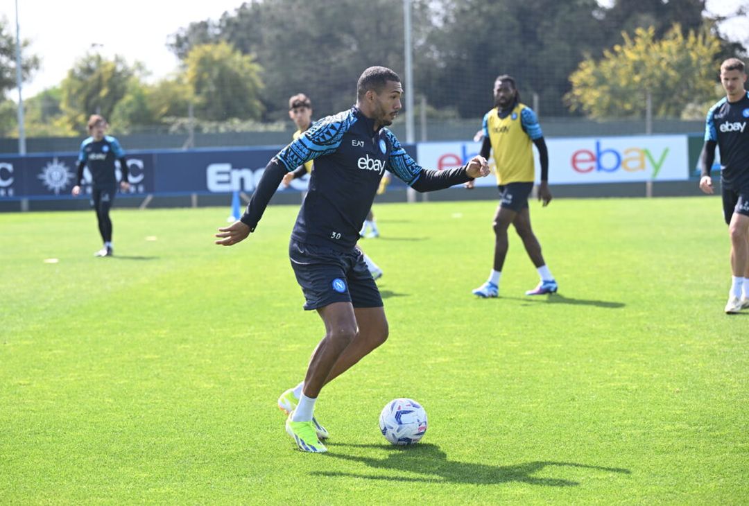 GALLERY Il Napoli torna ad allenarsi: sorrisi e concentrazione per gli azzurri - immagine 6