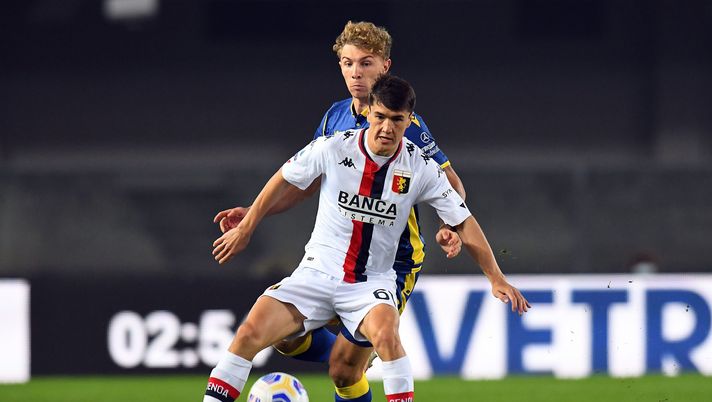VERONA, ITALY - OCTOBER 19: Eldor Shomurodov of Genoa CFC competes for the ball with Matteo Lovato of Hellas Verona during the Serie A match between Hellas Verona FC and Genoa CFC at Stadio Marcantonio Bentegodi on October 19, 2020 in Verona, Italy. (Photo by Alessandro Sabattini/Getty Images) VERONA, ITALY - OCTOBER 19: Eldor Shomurodov of Genoa CFC competes for the ball with Matteo Lovato of Hellas Verona during the Serie A match between Hellas Verona FC and Genoa CFC at Stadio Marcantonio Bentegodi on October 19, 2020 in Verona, Italy. (Photo by Alessandro Sabattini/Getty Images)