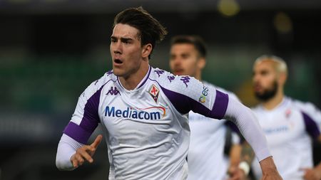VERONA, ITALY - APRIL 20: Dusan Vlahovic of ACF Fiorentina celebrates after scoring their team's first goal from the penalty spot during the Serie A match between Hellas Verona FC and ACF Fiorentina at Stadio Marcantonio Bentegodi on April 20, 2021 in Verona, Italy. Sporting stadiums around Italy remain under strict restrictions due to the Coronavirus Pandemic as Government social distancing laws prohibit fans inside venues resulting in games being played behind closed doors. (Photo by Alessandro Sabattini/Getty Images) VERONA, ITALY - APRIL 20: Dusan Vlahovic of ACF Fiorentina celebrates after scoring their team's first goal from the penalty spot during the Serie A match between Hellas Verona FC and ACF Fiorentina at Stadio Marcantonio Bentegodi on April 20, 2021 in Verona, Italy. Sporting stadiums around Italy remain under strict restrictions due to the Coronavirus Pandemic as Government social distancing laws prohibit fans inside venues resulting in games being played behind closed doors. (Photo by Alessandro Sabattini/Getty Images)