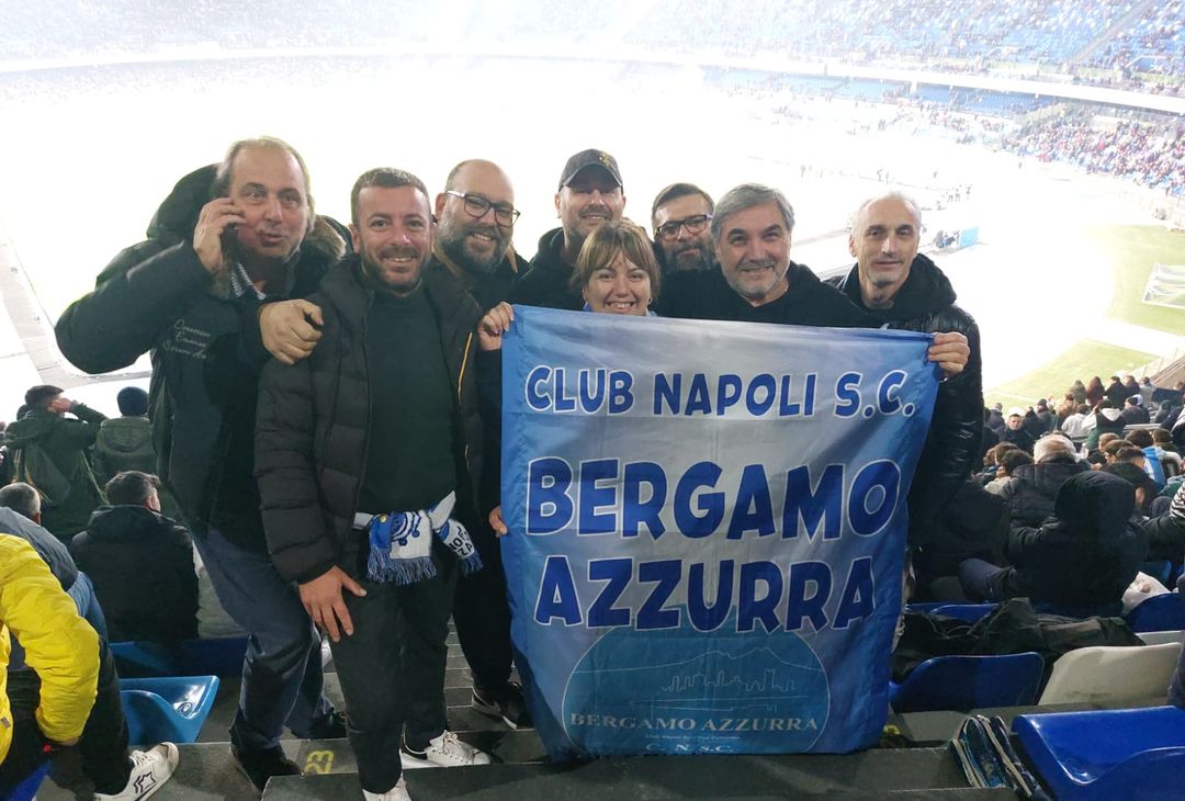 FOTO UANM, i tifosi al Maradona e dalle sedi per Napoli-Roma: striscioni e sorrisi - immagine 12