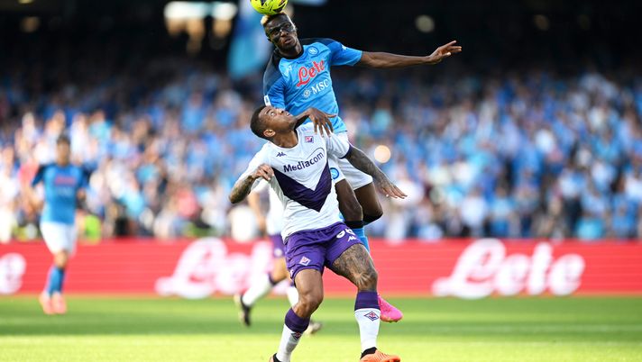NAPLES, ITALY - MAY 07: Victor Osimhen of SSC Napoli heads the ball whilst under pressure from Igor of ACF Fiorentina during the Serie A match between SSC Napoli and ACF Fiorentina at Stadio Diego Armando Maradona on May 07, 2023 in Naples, Italy. (Photo by Francesco Pecoraro/Getty Images) QS: “Fiorentina, non era la gara della stagione. Adesso la Conference League” - immagine 1
