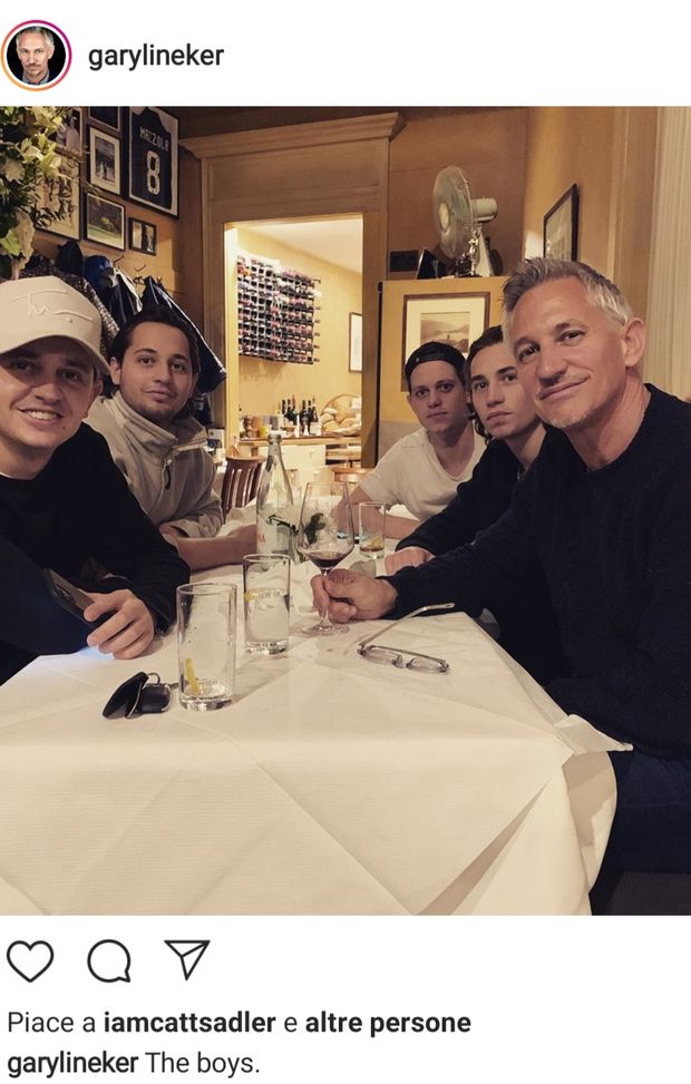 La famiglia Lineker a cena, George indossa il berretto 