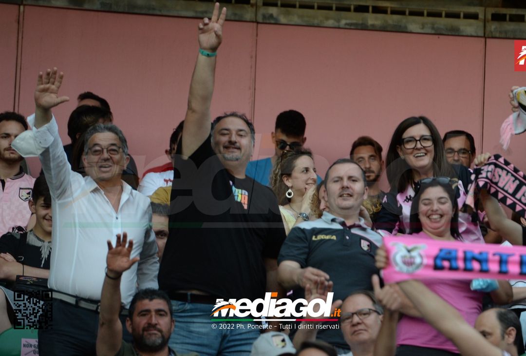 Fototifo, i tifosi allo stadio per Palermo-Feralpisaló 1-0 (gallery) - immagine 105