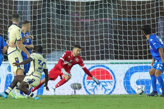 EMPOLI, ITALY - AUGUST 31: Yayah Kallon of Hellas Verona scores a goal during the Serie A match between Empoli FC and Hellas Verona at Stadio Carlo Castellani on August 31, 2022 in Empoli, Italy. (Photo by Gabriele Maltinti/Getty Images) Possibile prima da titolare contro la Fiorentina per un attaccante del Verona- immagine 2