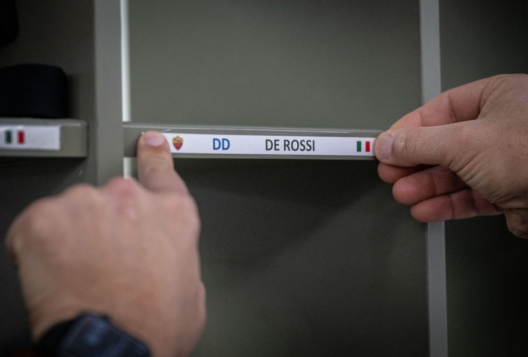 De Rossi riabbraccia la Roma. L’accoglienza a Trigoria – FOTO GALLERY - immagine 22