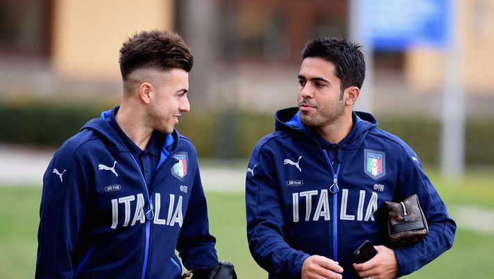 FLORENCE, ITALY - NOVEMBER 11:  Stephan El Shaarawy (L) and Eder chat  prior to the training session at Coverciano on November 11, 2015 in Florence, Italy.  (Photo by Claudio Villa/Getty Images) 