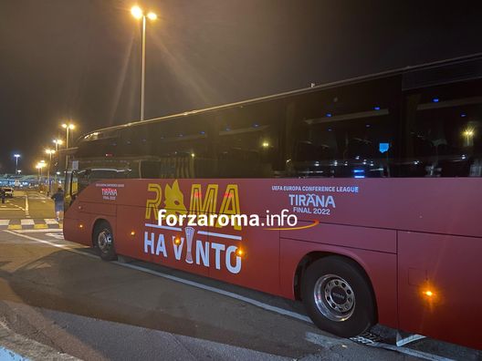 La Roma è arrivata a Trigoria. Pellegrini mostra la coppa ai tifosi presenti- immagine 2