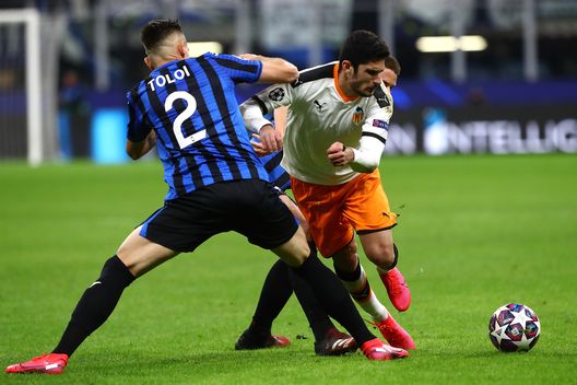 MILAN, ITALY - FEBRUARY 19: Goncalo Guedes (R) of Valencia CF is challenged by Rafael Toloi (L) of Atalanta during the UEFA Champions League round of 16 first leg match between Atalanta and Valencia CF at San Siro Stadium on February 19, 2020 in Milan, Italy. (Photo by Marco Luzzani/Getty Images) Toloi, stagione finita: “Mi riprenderò l’Atalanta e la Nazionale, mai pensato di lasciare Bergamo”- immagine 2