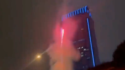 VIDEO / I tifosi del Galatasaray svegliano di notte il Barça con i fuochi d’artificio