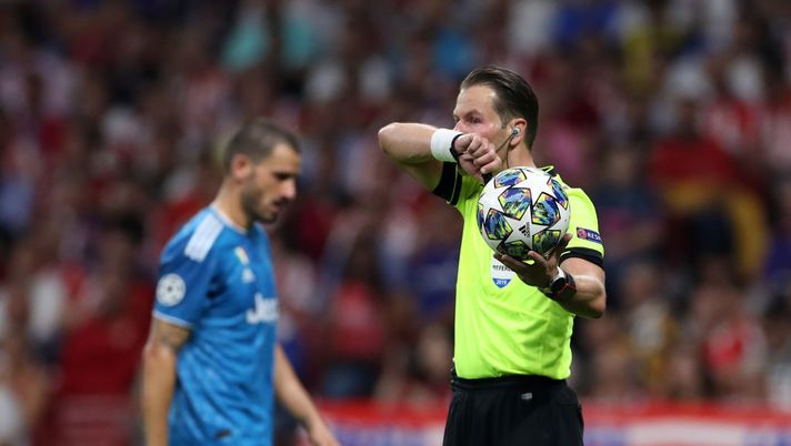 MADRID, SPAIN - SEPTEMBER 18: Referee, Danny Makkelie reacts after being hit by the ball during the UEFA Champions League group D match between Atletico Madrid and Juventus at Wanda Metropolitano on September 18, 2019 in Madrid, Spain. (Photo by Angel Martinez/Getty Images) MADRID, SPAIN - SEPTEMBER 18: Referee, Danny Makkelie reacts after being hit by the ball during the UEFA Champions League group D match between Atletico Madrid and Juventus at Wanda Metropolitano on September 18, 2019 in Madrid, Spain. (Photo by Angel Martinez/Getty Images)