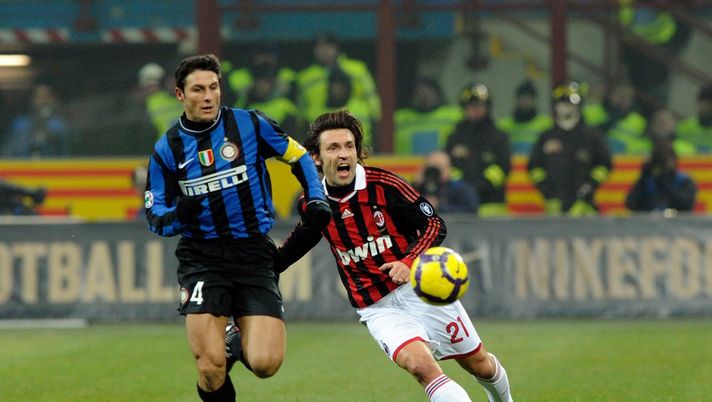 Javier Zanetti (ex capitano Inter), qui in un derby Inter-Milan contro Andrea Pirlo (Serie A 2009-2010) |  AC Milan News (Getty Images)