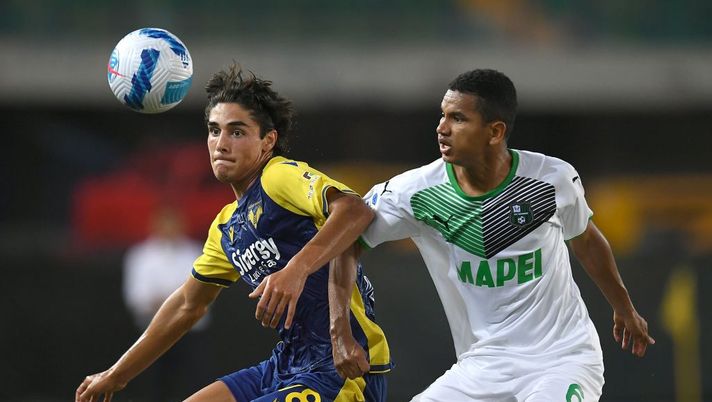 VERONA, ITALY - AUGUST 21: Matteo Cancellieri of Hellas Verona competes for the ball with Rogerio Oliveira of US Sassuolo during the Serie A match between Hellas Verona FC v US Sassuolo at Stadio Marcantonio Bentegodi on August 21, 2021 in Verona, Italy. (Photo by Alessandro Sabattini/Getty Images) Verona, la Gazzetta: “Cancellieri e un altro giovane avranno spazio in questo finale” - immagine 1