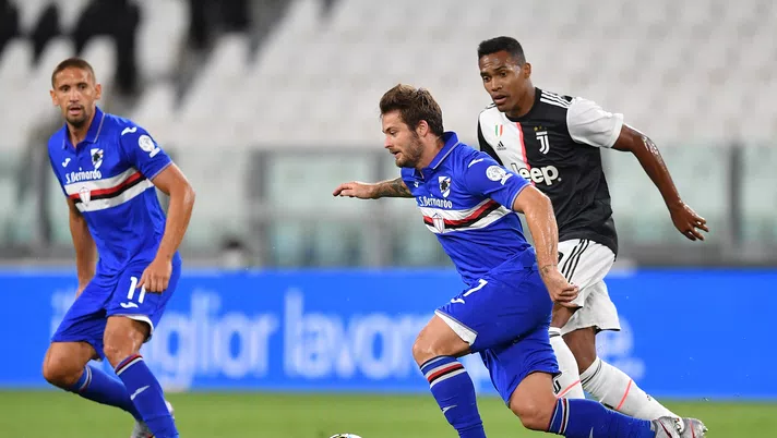 TURIN, ITALY - JULY 26:  Alex Sandro (R) of Juventus competes with Karol Linetty of UC Sampdoria during the Serie A match between Juventus and  UC Sampdoria at Allianz Stadium on July 26, 2020 in Turin, Italy.  (Photo by Valerio Pennicino/Getty Images)