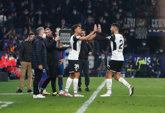 I due volti del derby: lo speaker Levantinista sminuisce i tifosi valenciani e poi l’esordio di Ruben…- immagine 3