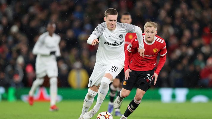 MANCHESTER, ENGLAND - DECEMBER 08: Michel Aebischer of BSC Young Boys breaks past Donny van de Beek of Manchester United during the UEFA Champions League group F match between Manchester United and BSC Young Boys at Old Trafford on December 08, 2021 in Manchester, England. (Photo by Clive Brunskill/Getty Images) Carlino – Aebischer domani in gruppo - immagine 1