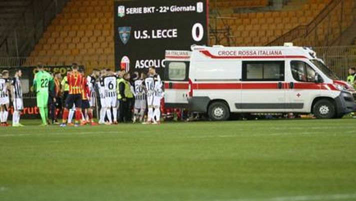 L'infortunio di Scavone in Lecce-Ascoli, foto Gazzetta.it L'infortunio di Scavone in Lecce-Ascoli, foto Gazzetta.it