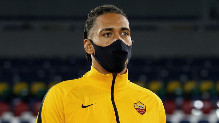 ROME, ITALY - NOVEMBER 01:  Chris Smalling of AS Roma wears the mask during the Serie A match between AS Roma and ACF Fiorentina at Stadio Olimpico on November 1, 2020 in Rome, Italy.  (Photo by Paolo Bruno/Getty Images) 