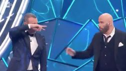 VIDEO / Sanremo, John Travolta e Amadeus ballano assieme sul palco: da Pulp Fiction a Grease