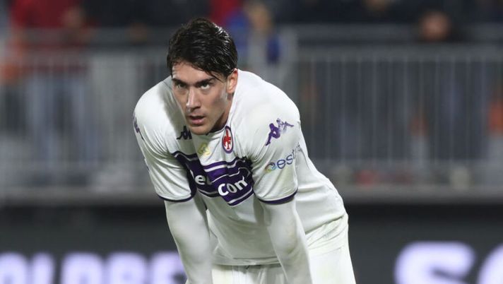 VENICE, ITALY - OCTOBER 18: Dusan Vlahovic of Fiorentina during the Serie A match between Venezia FC and ACF Fiorentina at Stadio Pier Luigi Penzo on October 18, 2021 in Venice, Italy. (Photo by Maurizio Lagana/Getty Images) Sky: “Vlahovic, slittato l’incontro con la Juve: domani il summit con gli agenti e poi le visite” - immagine 1