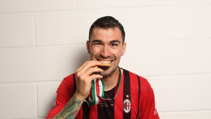 REGGIO NELL'EMILIA, ITALY - MAY 22: Alessio Romagnoli of AC Milan poses with the trophy for the victory of "Scudetto " at the end of the last Serie A match between US Sassuolo and AC Milan at Mapei Stadium - Citta' del Tricolore on May 22, 2022 in Reggio nell'Emilia, Italy. (Photo by Claudio Villa/AC Milan via Getty Images) Romagnoli