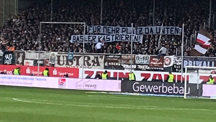 Le donne nascondono meglio fra le gambe i fuochi d'artificio? Castrate Mario Basler, scrivono in curva i tifosi del St. Pauli 