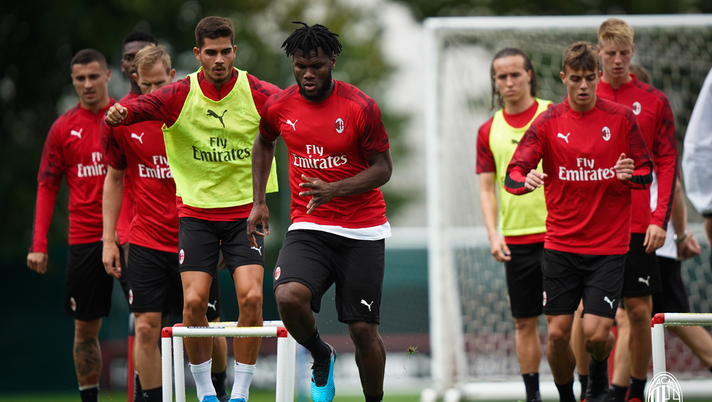 Il Milan si allena a Milanello, @acmilan 